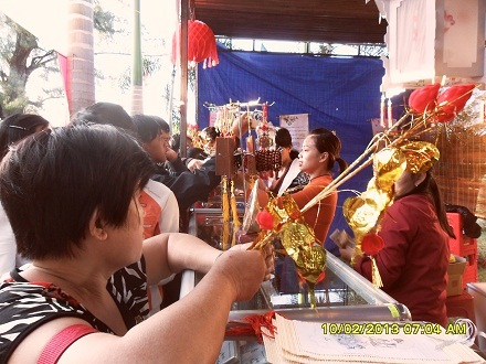 Lên chùa mua lộc cầu may...