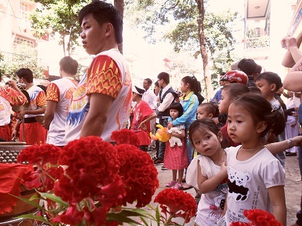 Các em nhỏ mê mẩn với múa lân ngày Tết.