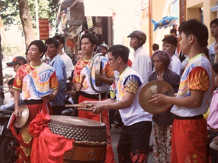 Đội trống hoạt động hết công suất.