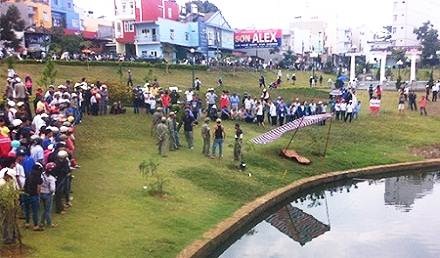 Người dân hiếu kỳ tập trung quanh hồ xem nạn nhân.