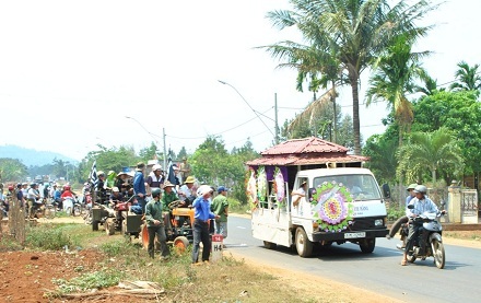 Người dân xót xa đưa tiễn ông Đậu Văn D. đi án táng, chiều 18/3.