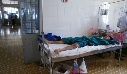 Anh Đậu Văn T. hiện đang được các bác sỹ Bệnh viện đa khoa Đắk Lắk theo dõi, điều trị.