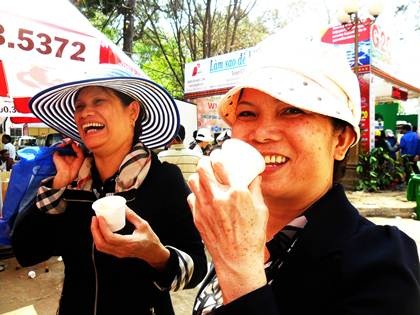 Thưởng thức cà phê miễn phí trên mảnh đất cao nguyên.