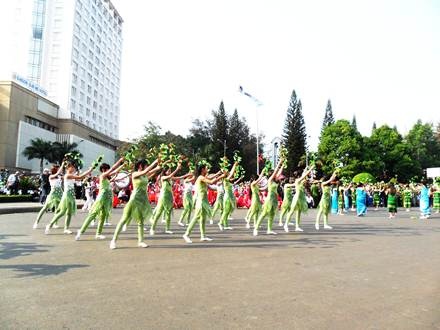 Múa múa “Vũ khúc cà phê - Hoa dã quỳ”.