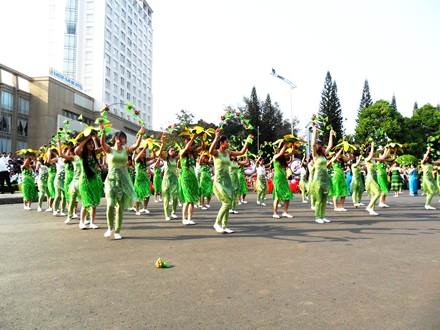 Điệu múa uyển chuyển giữa đường phố Buôn Ma Thuột.