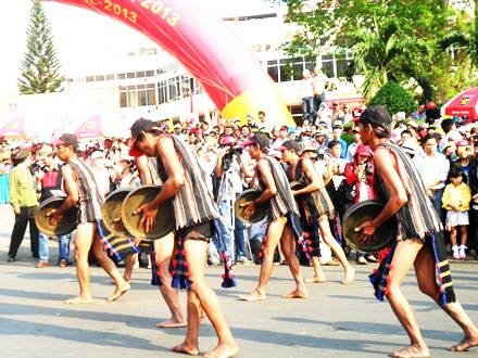 Diễn tấu chiêng.