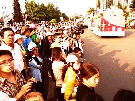 Hàng nghìn người dân náo nức tham dự lễ hội đường phố.