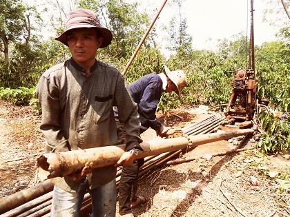 Những xô đất được đổ ra ngoài chất thành đống cao đồ sộ nhưng... nước thì vẫn chưa tìm thấy.