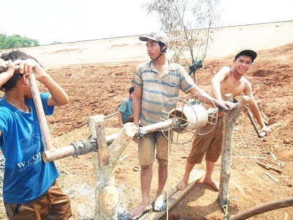 Quy trình đào giếng lấy nước tưới giải cứu cây trồng đại hạn của người dân tỉnh Đắk Lắk.