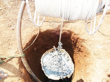 Quy trình đào giếng lấy nước tưới giải cứu cây trồng đại hạn của người dân tỉnh Đắk Lắk.