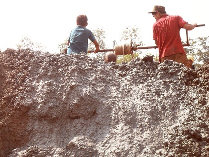 Những xô đất được đổ ra ngoài chất thành đống cao đồ sộ nhưng... nước thì vẫn chưa tìm thấy.