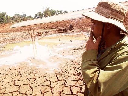 Những xô đất được đổ ra ngoài chất thành đống cao đồ sộ nhưng... nước thì vẫn chưa tìm thấy.