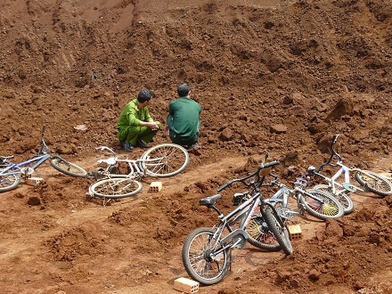 Xe đạp của học trò nằm chỏng chơ tại hiện trường.