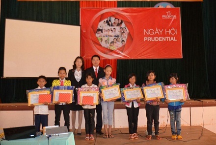 Các em HS trường tiểu học N’Trang Lơng, huyện Ea H’leo, tỉnh Đắk Lắk nhận học bổng.