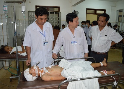 Các bác sĩ theo dõi cho các em