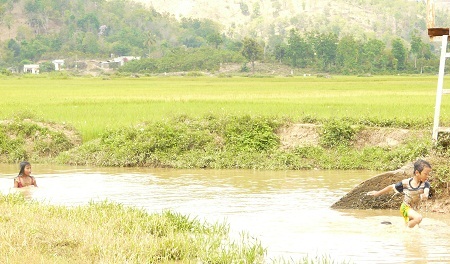 Rủ nhau đi chơi, 2 trẻ sảy chân chết đuối