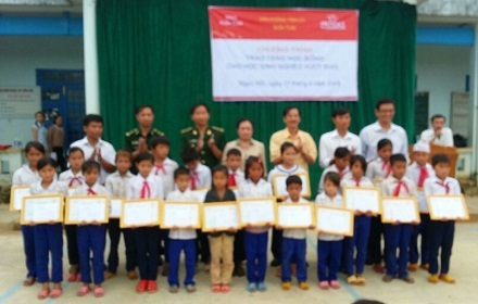 Kon Tum: Trao 20 suất học bổng cho HS dân tộc thiểu số nghèo hiếu học - 1 Các em HS trường Tiểu học Nguyễn Văn Trỗi, xã Sa Loong, huyện Ngọc Hồi nhận học bổng.