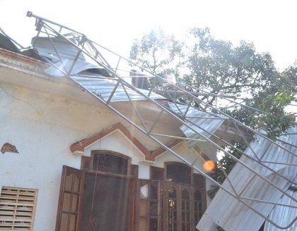 Một ngôi nhà ở xã Ea Na bị lốc mái tôn.