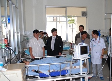 Cơ quan, ban ngành TP Đà Lạt thăm hỏi nạn nhân bị thương.