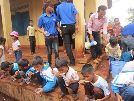 Hướng dẫn các em nhỏ vệ sinh răng miệng đúng cách.