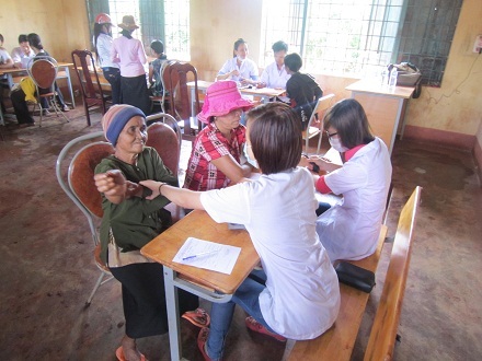 Hướng dẫn các em nhỏ vệ sinh răng miệng đúng cách.