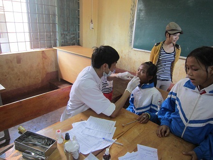 Khám răng cho các em nhỏ.