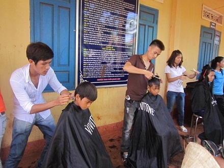 Cắt tóc cho trẻ em trong “Ngày hội Nhân ái vì sức khỏe cộng đồng”.