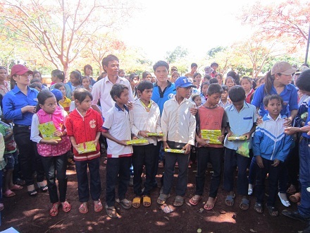 Các tình nguyện viên tặng quà cho các em HS.