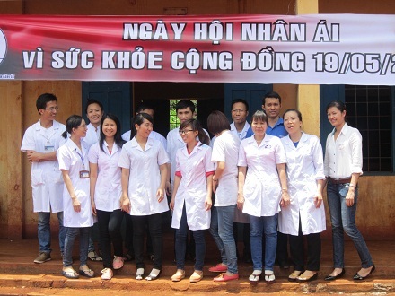 Các y, bác sỹ trẻ tình nguyện tỉnh Đắk Lắk tỏ ra phấn khởi sau một ngày đầy ý nghĩa.