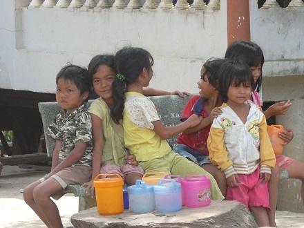 ... đến tụi trẻ háo hức chờ đợi.