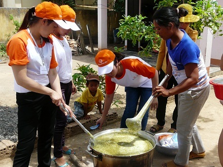 Các tình nguyện viên tất bật chuẩn bị nồi cháo dinh dưỡng