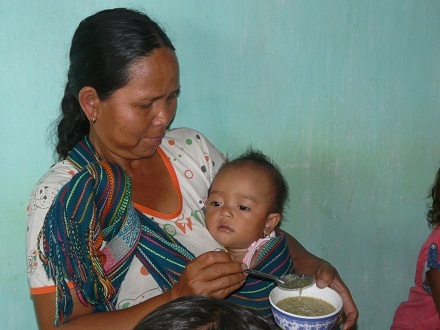 Phụ huynh cho trẻ ăn cháo dinh dưỡng.