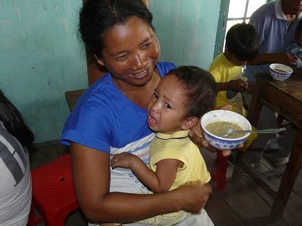 Phụ huynh cho trẻ ăn cháo dinh dưỡng.