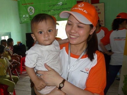 Một em bé rất dễ thương.. sau khi ăn cháo dinh dưỡng.