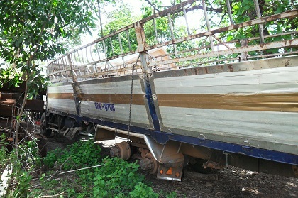 Chiếc xe chở gỗ tạm giữ tại trạm kiểm lâm số 11.