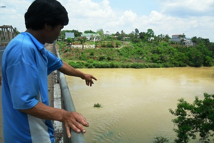 Anh Lê Văn Hiệu chỉ tay xuống vị trí chiếc xe khách gặp nạn.