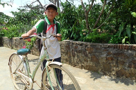 Ở nhà, Chung với 2 em đều rất ngoan, chăm chỉ học tập.