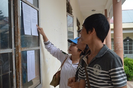 Thí sinh xem sơ đồ phòng thi ngày 1/6. (Ảnh: Viết Hảo)