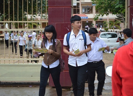 Thí sinh “thở phào” hoàn thành môn thi cuối