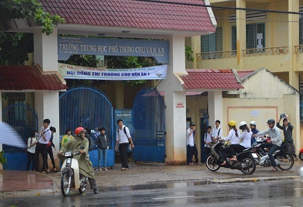 Thí sinh tại TP Buôn Ma Thuột kết thúc ngày thi thứ nhất sau cơn mưa nặng hạt (Ảnh Viết Hảo).