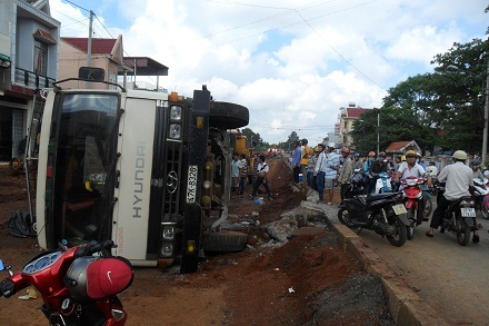Nhiều người dân hiếu kỳ dừng lại chiếc xe bị lật.