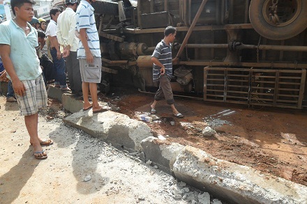 Dải phân cách bằng bê tông bị “xé” trước chiếc xe bị lật.