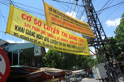 Pa-nô luyện thi đại học trên đường Lê Duẩn (TP Buôn Ma Thuột, tỉnh Đắk Lắk).