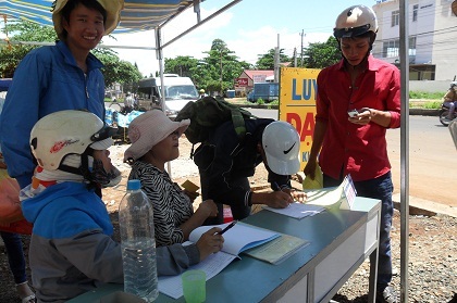 Sĩ tử, phụ huynh đổ xô đăng ký luyện thi đại học trên đường Lê Duẩn, TP Buôn Ma Thuột, trưa 7/6.