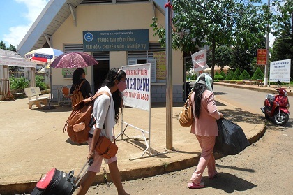 Phụ huynh đưa thí sinh đi ôn thi đại học tại TP Buôn Ma Thuột trưa 7/6.