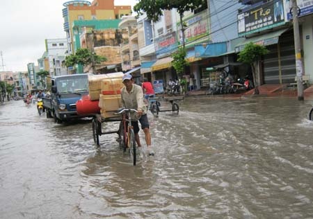 Lũ "ghé thăm" thăm thành phố, xe cộ “bò” dưới nước - 1 Lũ "ghé thăm" thăm thành phố, xe cộ “bò” dưới nước - 1