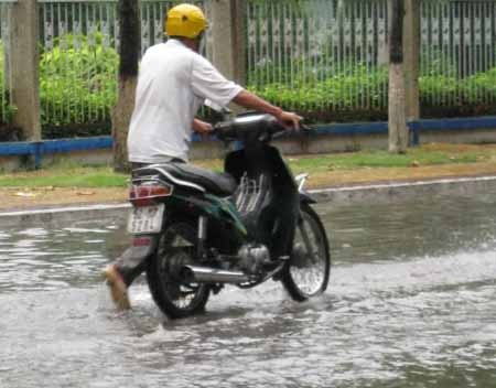 Lũ "ghé thăm" thăm thành phố, xe cộ “bò” dưới nước - 5 Lũ "ghé thăm" thăm thành phố, xe cộ “bò” dưới nước - 5
