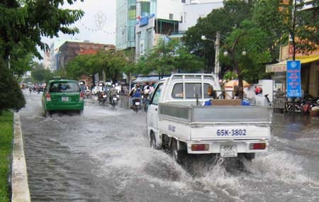 Lũ "ghé thăm" thăm thành phố, xe cộ “bò” dưới nước - 4 Lũ "ghé thăm" thăm thành phố, xe cộ “bò” dưới nước - 4