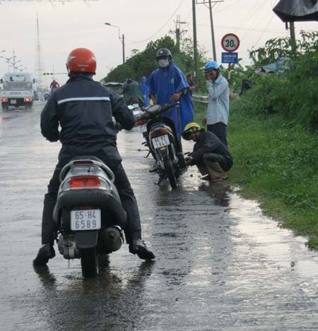 Lũ "ghé thăm" thăm thành phố, xe cộ “bò” dưới nước - 7 Lũ "ghé thăm" thăm thành phố, xe cộ “bò” dưới nước - 7