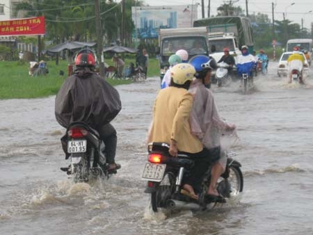 Lũ "ghé thăm" thăm thành phố, xe cộ “bò” dưới nước - 6 Lũ "ghé thăm" thăm thành phố, xe cộ “bò” dưới nước - 6